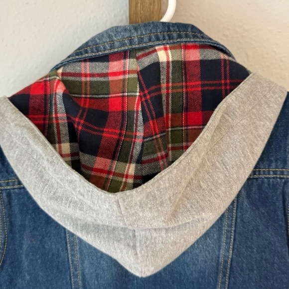 Zanr outerwear collection
Button up hooded sleeveless denim jacket size 9-10 - Picture 6 of 8